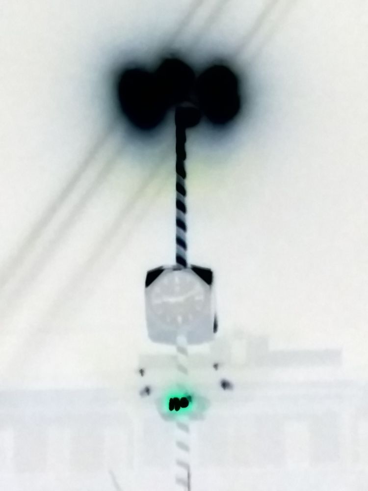 Die Uhr des Benediktinermarktes in der Nacht in verkehrten Farben