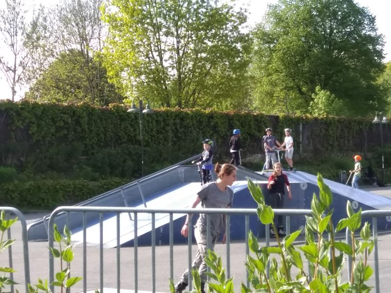 Die Kleinen mit ihren Rollern im Skatepark
