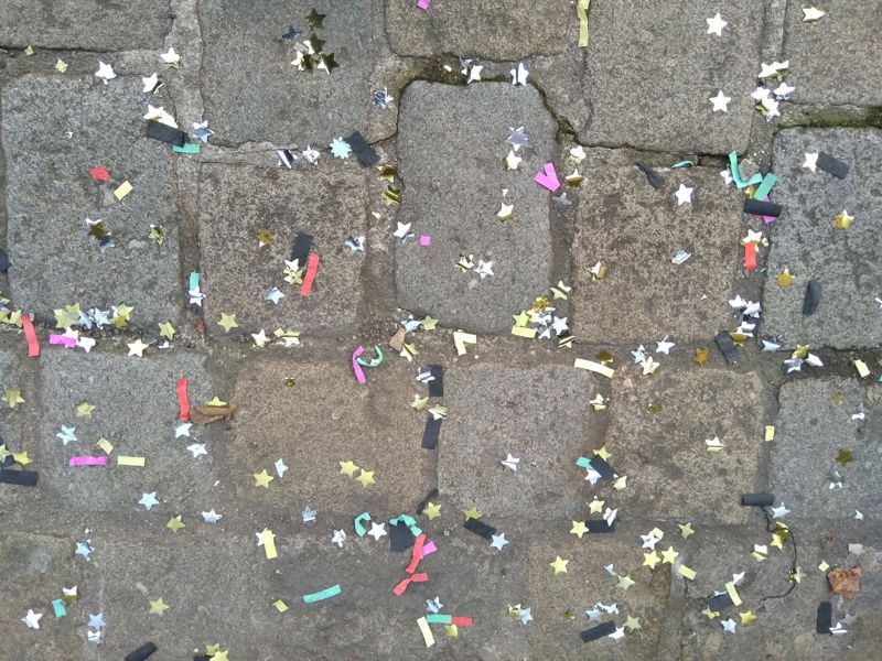 Bunte Sterne und Streifen auf dem Kopfsteinpflaster