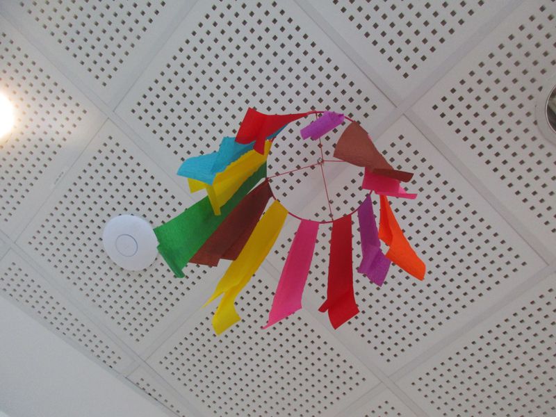 Faschingsgeschmückte weiße gelochte Kassettendecke