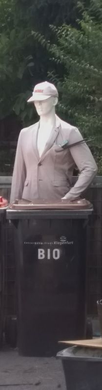 Die Schaufensterpuppe mit Schirmkappe und Arbeitsjacke