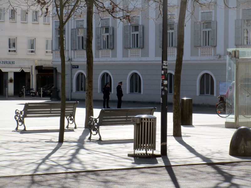 Die Polizistin und der Polizist bewachen am 17. März 2020 das Rathaus von Klagenfurt
