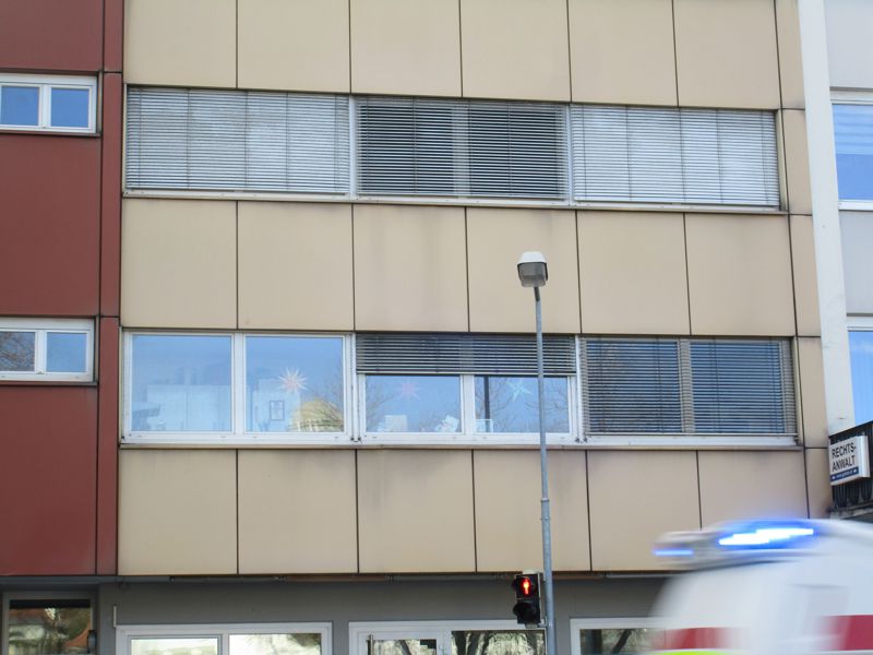 Sterne im 1. Stock, und die Rettung fährt mit Blaulicht vorbei