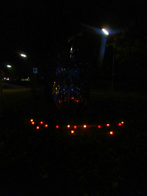 Metallskulptur zu Allerheiligen in der Nacht