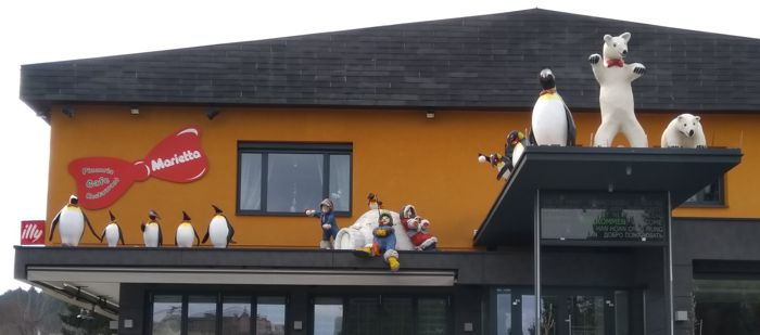Pinguine, Eskimos mit einem Iglu und Eisbären auf dem Lokal Marietta in Velden im März 2020