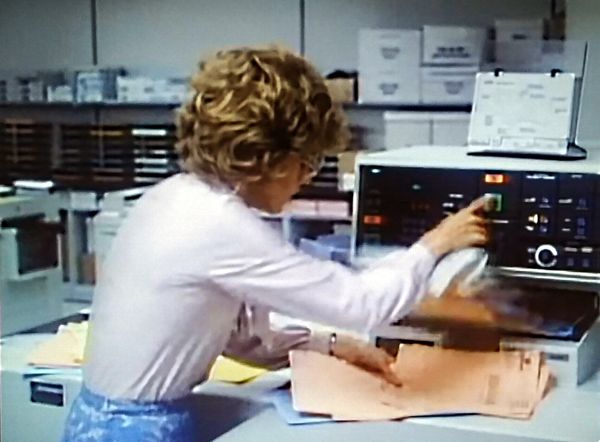 Die Bedienung des Automatic Document Handlers im Jahr 1980