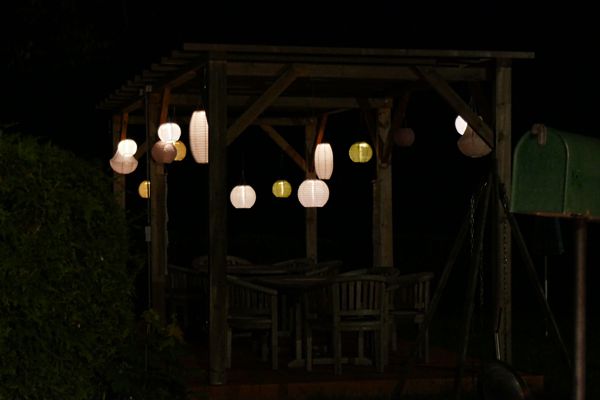 Leuchtende Lampions beim Hotel und Gasthaus Soleo in der Sommernacht