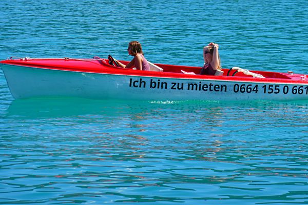 Zwei Ladys im Ich-bin-zu-mieten Elektroboot