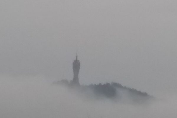 Der Pyramidenkogel über den Wolken im Dezember
