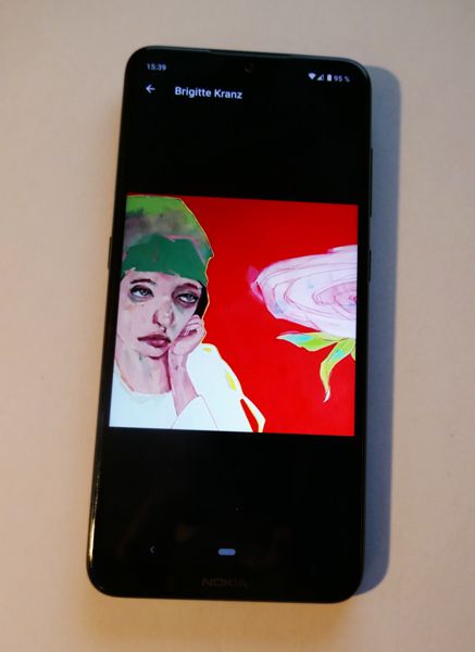 Der Ausschnitt des Gemäldes EINE ROSE IST EINE ROSE von Brigitte Kranz auf dem Smartphone, fotografiert von Johannes Tosin