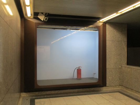 Der Feuerlöscher wie in einem riesigen Fernseher in der U-Bahnstation