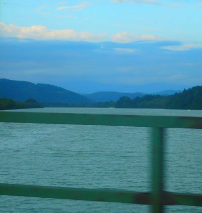 Das Wasser hinter der Brücke