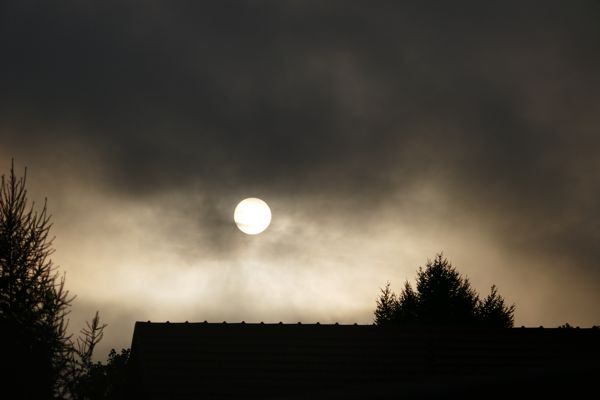 Die Morgensonne über dem Dach in Krumpendorf