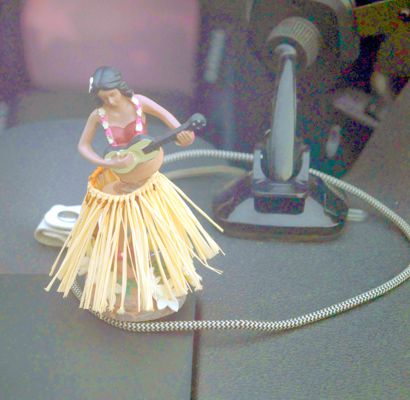 Das Hulamädchen spielt auf dem Armaturenbrett Ukulele