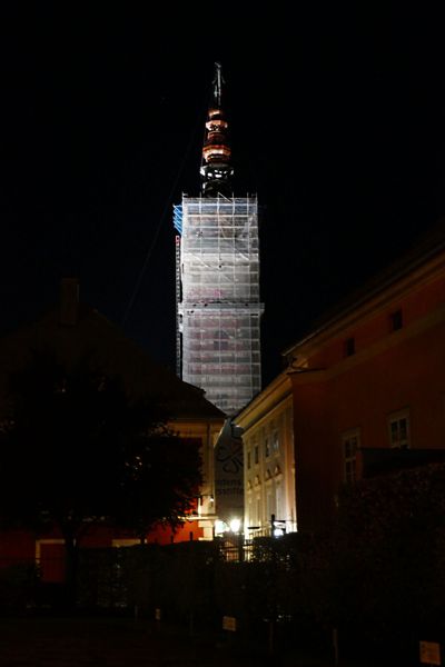 Der eingerüstete und ummantelte Turm der Stadtpfarrkirche St. Egid in der Nacht