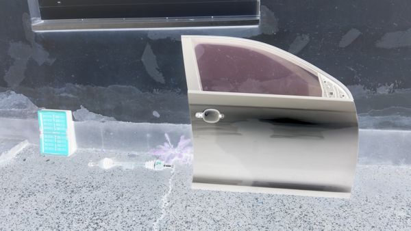 Die silberne Autotür und andere Autoersatzteile in umgekehrten Farben