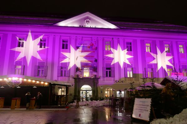 Das lilafarben und mit weißen Sternen beleuchtete Klagenfurter RATHAUS am 16. Dezember 2021