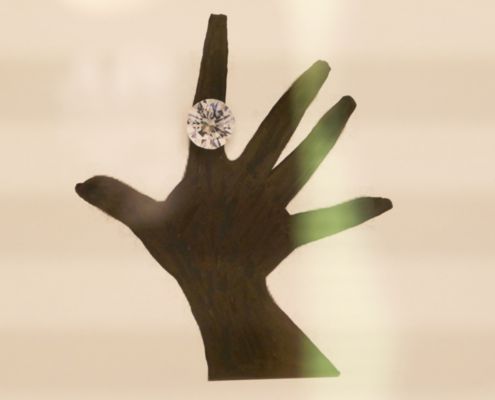 Die Scherenschnitthand mit dem großen Brillanten