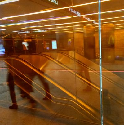 Die orangeroten Rolltreppen in der U-Bahnstation Karlsplatz