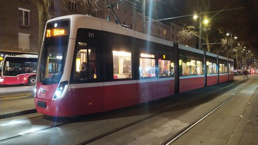 Die Straßenbahn der Linie 71 - Börse - nähert sich am Abend des 18. Februar 2023