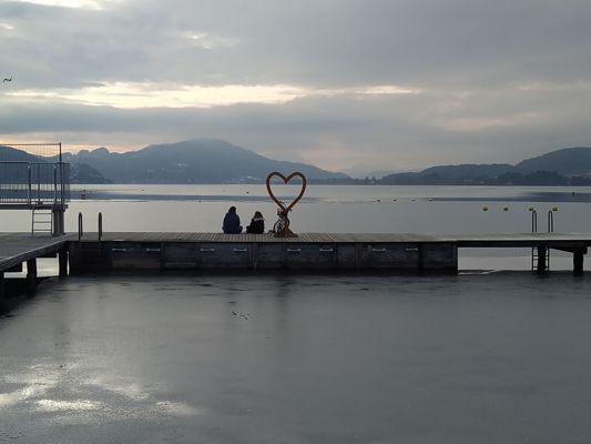 Zwei Mädchen, ein Fahrrad und das Herz beim KAC-Bad am Abend des 16. Februar 2022, Nahaufnahme