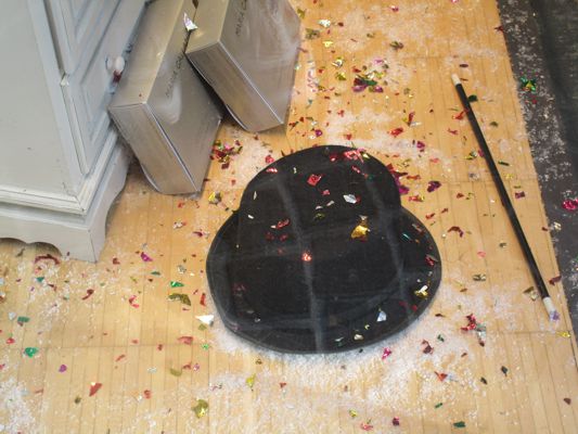 Der Zylinder und der Stab des Zauberers mit Konfetti und falschem Schnee