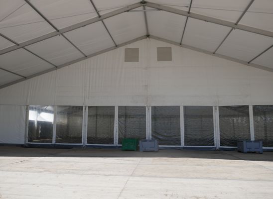 Die Eingänge in das weiße Zelt am 19. August 2023