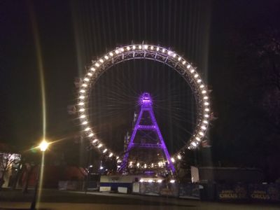 Das Wiener Riesenrad in der Nacht in Violett, Weiß und Kupfer