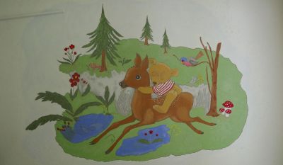 Foto des Wandgemäldes "Der schlafende Teddybär reitet auf dem Reh durch den Wald"