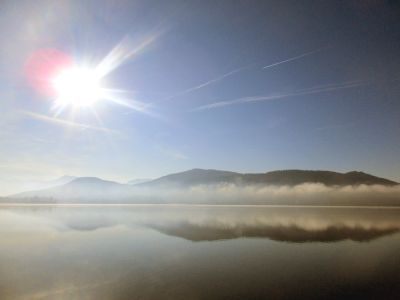 Die Sonne über dem Wörthersee mit dem Wolkenband am 15. Januar 2020