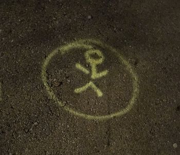 Das gelbe Strichmännchen im gelben Kreis in der Nacht des 1. Dezember 2025