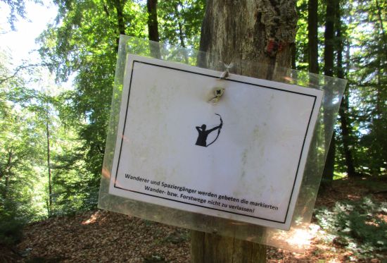 Die Bogenschützin - Wanderer und Spaziergänger werden gebeten die markierten Wander- bzw. Forstwege nicht zu verlassen