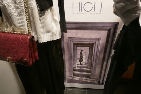 HIGH By Claire Campbell - Die Frau mit Hut hinter den Türen