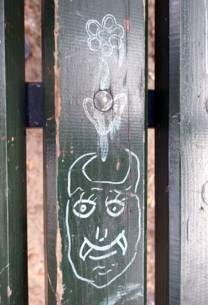 Der Teufel mit den Gedanken an die Blume und die Liebe auf der grünen Sitzbank