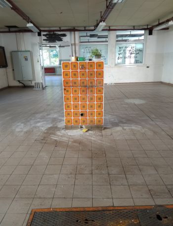 Leerer Raum mit Beschriftungen und 1960er-Küchenwand bei DARK CITY