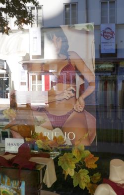 Das Rote-Unterwäsche-MARIE-JO-Mädchen am 21. September 2022