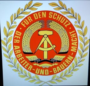 Die DDR - FÜR DEN SCHUTZ DER ARBEITER-UND-BAUERN-MACHT