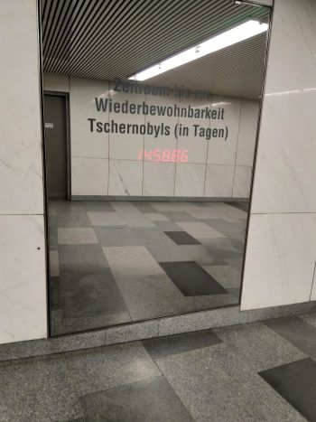 Zeitraum bis zur Wiederbewohnbarkeit Tschernobyls (in Tagen) - in der U-Bahnstation Karlsplatz