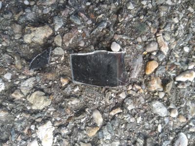 Zwei Glasscherben auf dem Asphalt